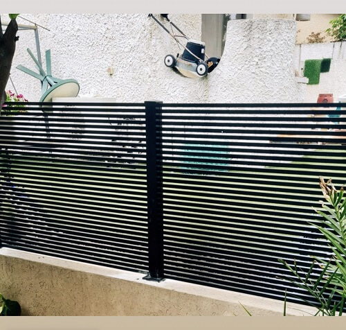 גדר אלומיניום דגם תמר תוצרת כחול לבן, המחיר ל 1 מ"ר.