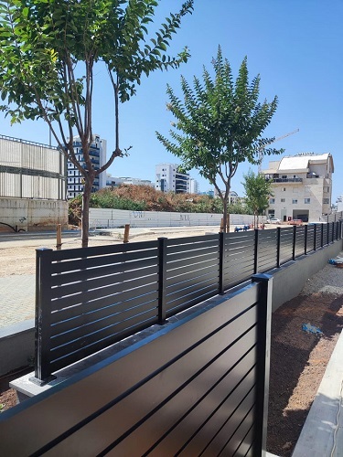גדר אלומיניום פרמיום דגם ליעד-120 תוצרת כחול לבן, המחיר ל 1 מ"ר.